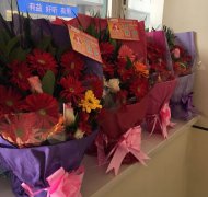 花送雷鋒手，情暖雷鋒心&mdash;&mdash;&ldquo;萬(wàn)朵鮮花送雷鋒&rdquo;活動(dòng)溫暖落幕